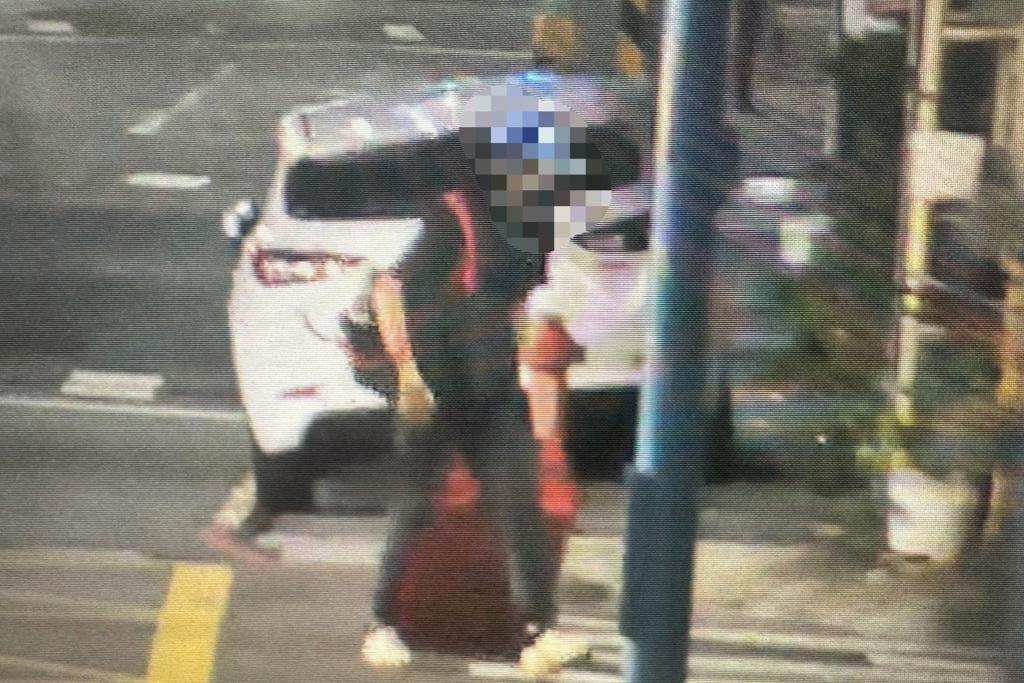 警方持續調閱並回溯長達22天的監視器畫面，最終掌握關鍵影像，確認涉案的陳男曾於7月6日拖著行李箱棄屍於新莊區新泰路381巷水溝內。 圖：民眾提供
