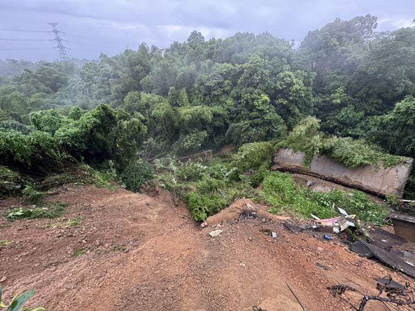 彰化縣芬園鄉因連日暴雨侵襲，出現土石崩塌地災情。 圖：民眾提供