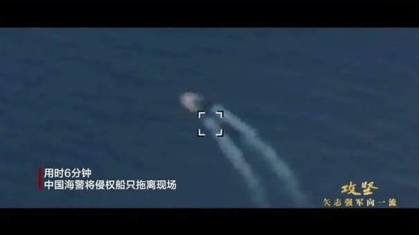 面對潑灑不明液體且手持槍械的「外國侵權人士」，中國海警僅費時 6 分鐘就完成行動，制伏外籍船員的同時將船隻拖離仁愛礁海域。 圖：翻攝自 紅星新聞