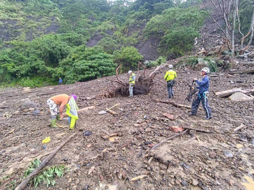 台20線南橫公路81.1公里處有車輛墜谷，車上疑一家5口罹難，警消7月31日找到潘姓女子遺體跟其他人遺骸。8月1日上午再尋獲墜谷車輛輪胎跟保桿，以及部分遺骸，正持續搜救中。（高市消防局提供）中央社記者洪學廣傳真　114年8月1日