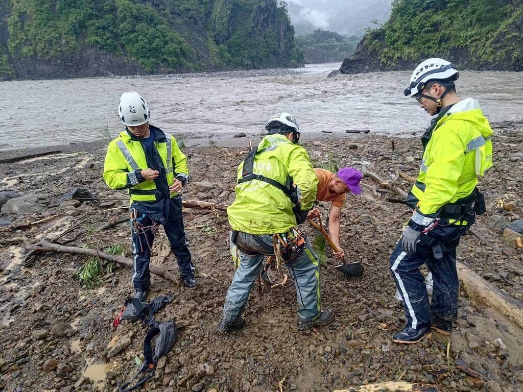 台20線南橫公路81.1公里處有車輛墜谷，車上疑一家5口罹難，警消7月31日找到潘姓女子遺體跟其他人遺骸。8月1日上午持續挖掘，再尋獲墜谷車輛輪胎跟保桿，以及部分遺骸。（高市消防局提供）中央社記者洪學廣傳真　114年8月1日