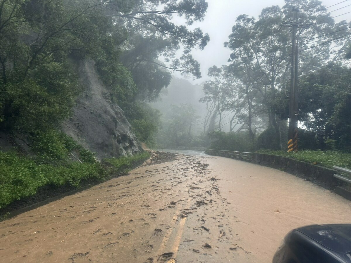 台24線27K~29K多處土石泥流阻斷無法通行。 圖：公路局南區養護工程分局