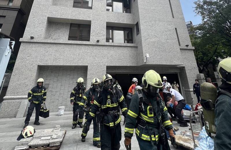 台北市士林區發生工安意外，7名工人吸入揮發性氣體昏迷，目前已救出送醫。 圖：民眾提供
