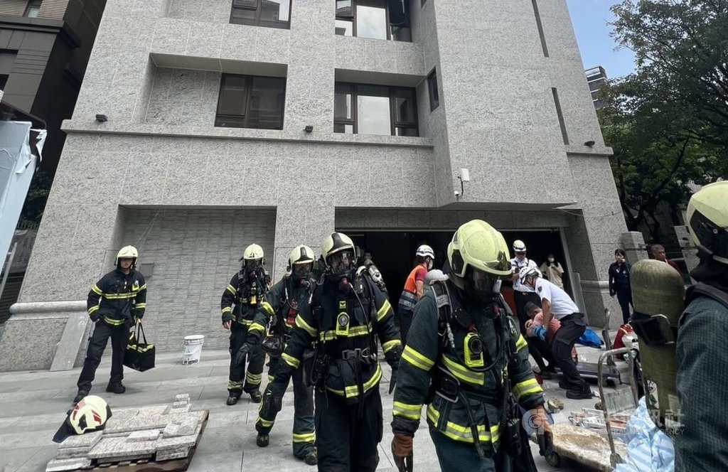 台北市政府消防局1日下午獲報，士林區士商路一處工地有多名工人疑吸入不明揮發氣體導致身體不適，消防人員到場後救出7名男性工人，其中2人意識清楚、5人意識不清，都已送醫。（翻攝畫面）中央社記者劉建邦傳真　114年8月1日