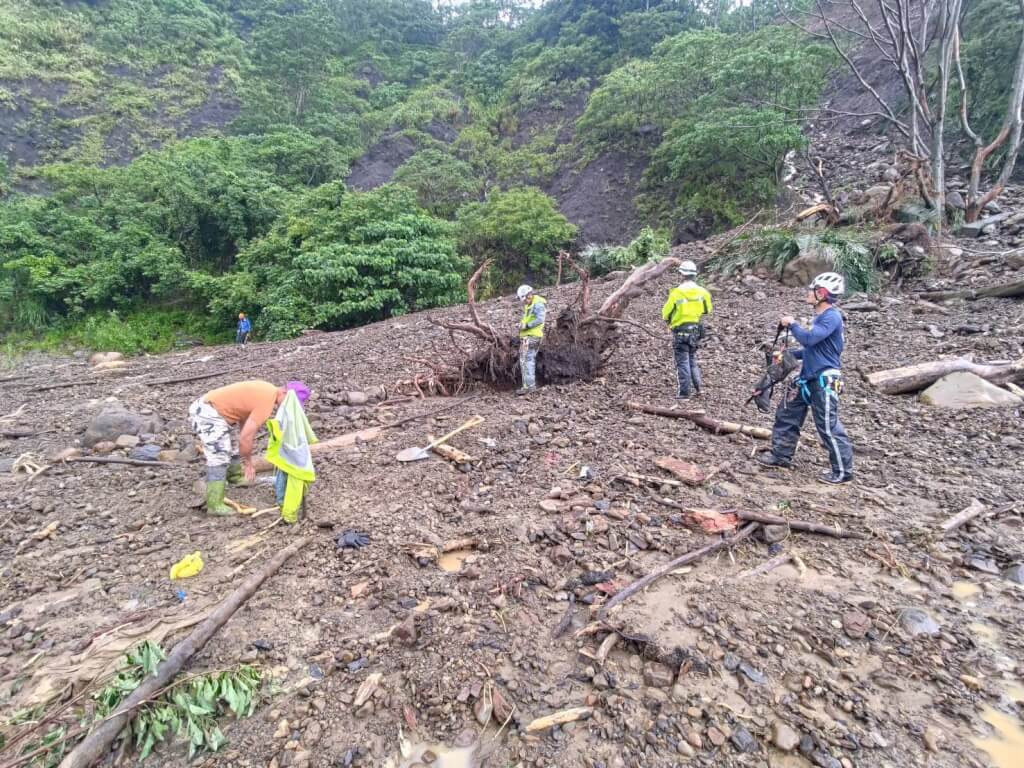台20線南橫公路81.1公里處有車輛墜谷，車上疑一家5口罹難，警消7月31日找到潘姓女子遺體跟其他人遺骸。8月1日上午再尋獲墜谷車輛輪胎跟保桿，以及部分遺骸，正持續搜救中。（高市消防局提供）中央社記者洪學廣傳真　114年8月1日