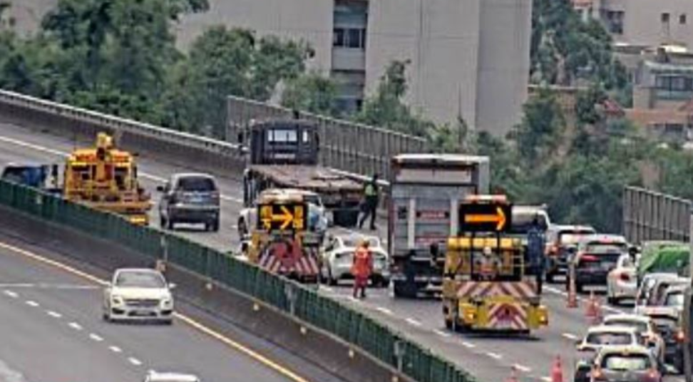 車禍導致車輛分別占用內側與外側車道，一度造成後方車輛嚴重回堵，車陣延約1公里。 圖：翻攝自1968APP
