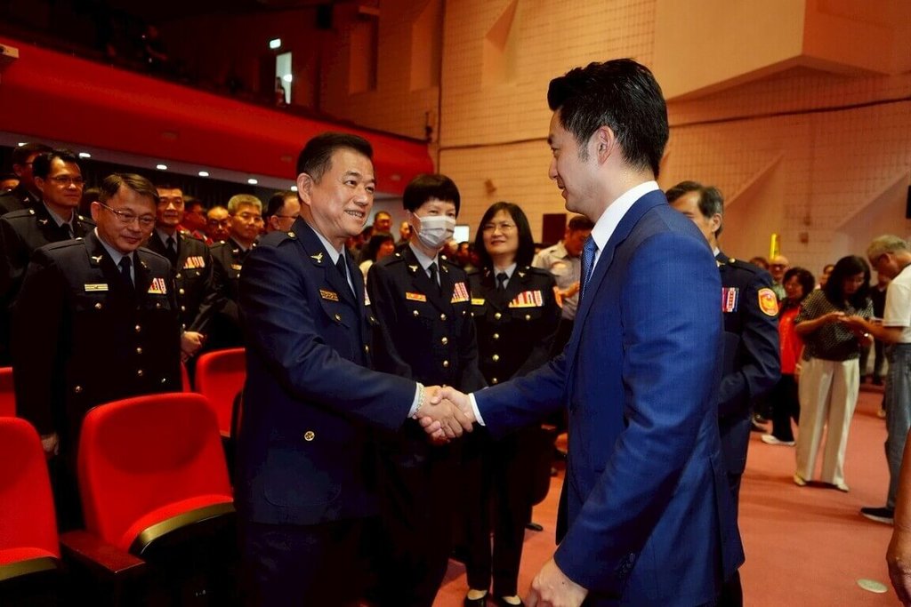 警政署公布調動高階警官人事，台北市警局1日舉辦布達交接典禮，包含原大同分局分局長陳勇華接萬華分局分局長等9名分局警官調動，市長蔣萬安（右）到場主持。（北市府提供）中央社記者劉建邦傳真　114年8月1日