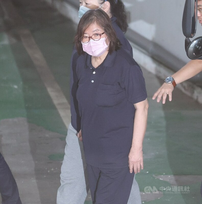 台北地方法院審理罷免提議書涉偽造案，1日裁定國民黨台北市黨部主委黃呂錦茹（前）1000萬元交保，並實施電子監控。中央社記者謝佳璋攝  114年8月1日