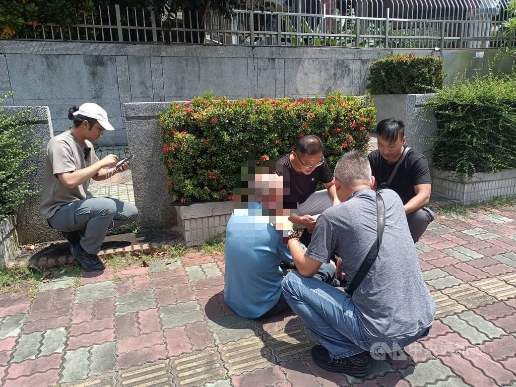 台中市賴姓女子日前加入詐團假投資群組後受騙上當，陸續投入新台幣近千萬元，近日發現有異後向警方報案，雙方合作誘捕61歲許姓車手（前右2）法辦。（翻攝照片）中央社記者蘇木春傳真　114年8月1日