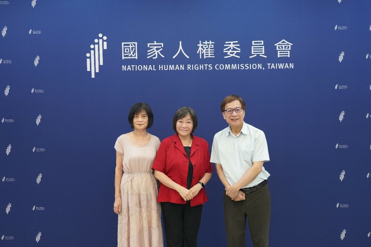 國家人權委員會紀惠容副主任委員(中）及新任人權委員王麗珍委員(左)與林郁容委員合影 圖：國家人權委員會提供
