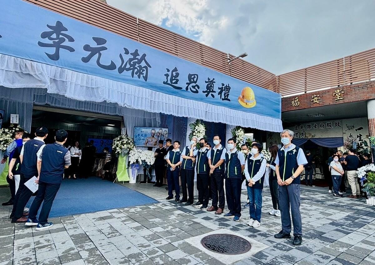 台電員工參加嘉義區處同仁李元瀚的告別式，淚送昔日同事最後一程。 圖：台灣電力公司提供
