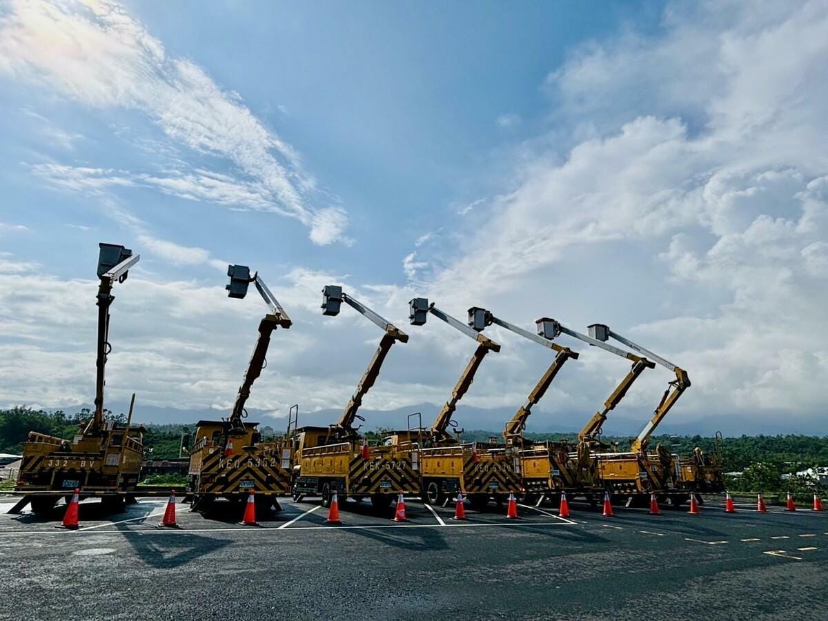 台電嘉義區處同仁李元瀚於今(1)日舉行告別式，現場七輛台電昇空車高舉機械臂致敬，送別英雄。 圖：台灣電力公司提供