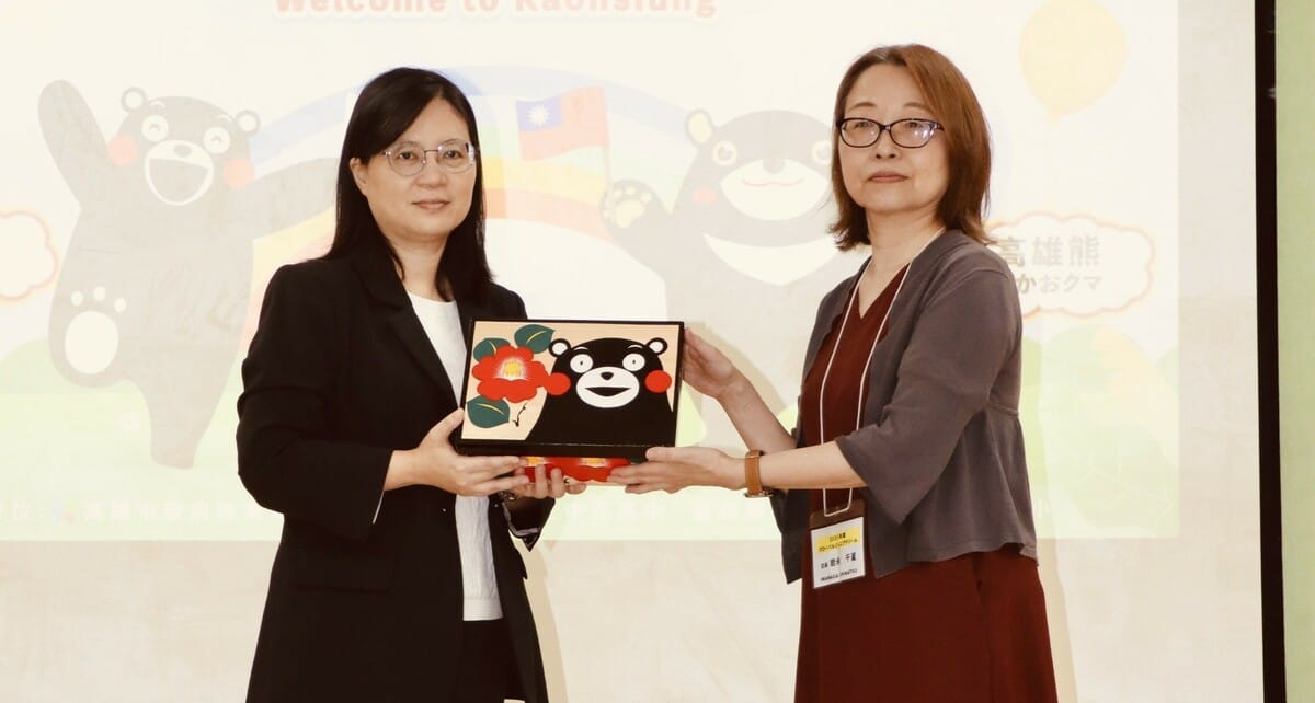雙方交換紀念品。 圖：高雄市教育局/提供
