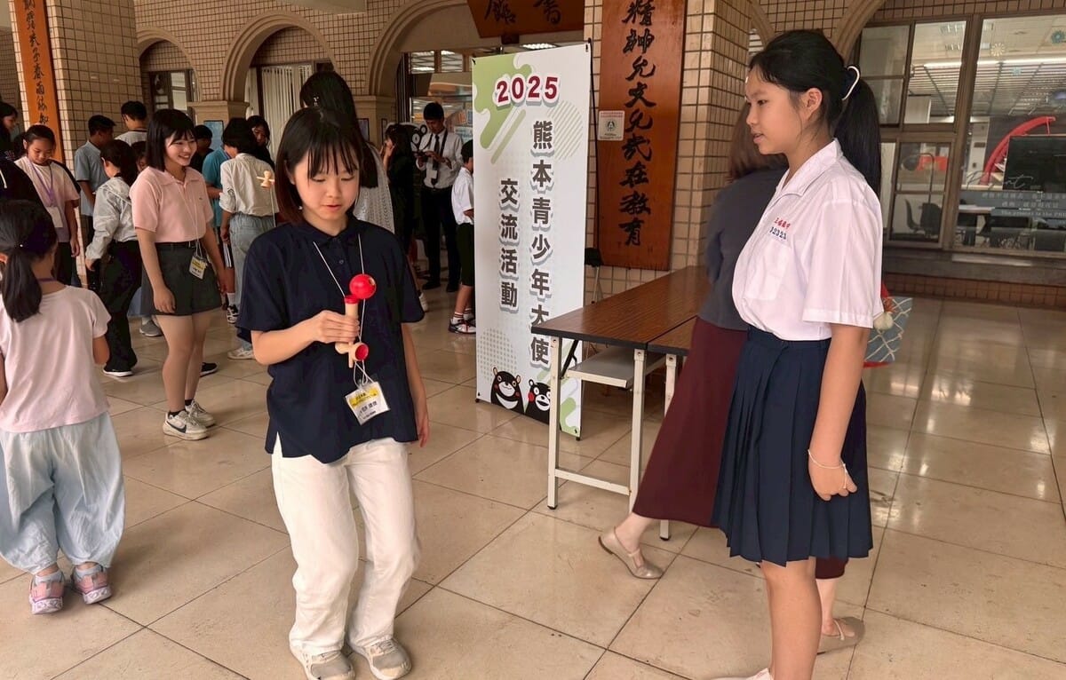 台日學生一起體驗日本童玩「劍玉」。 圖：高雄市教育局/提供