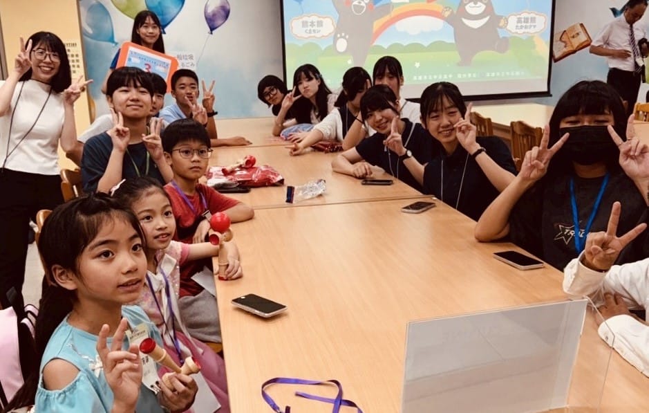 台日學生齊聚一堂交流，增進彼此情誼。 圖：高雄市教育局/提供