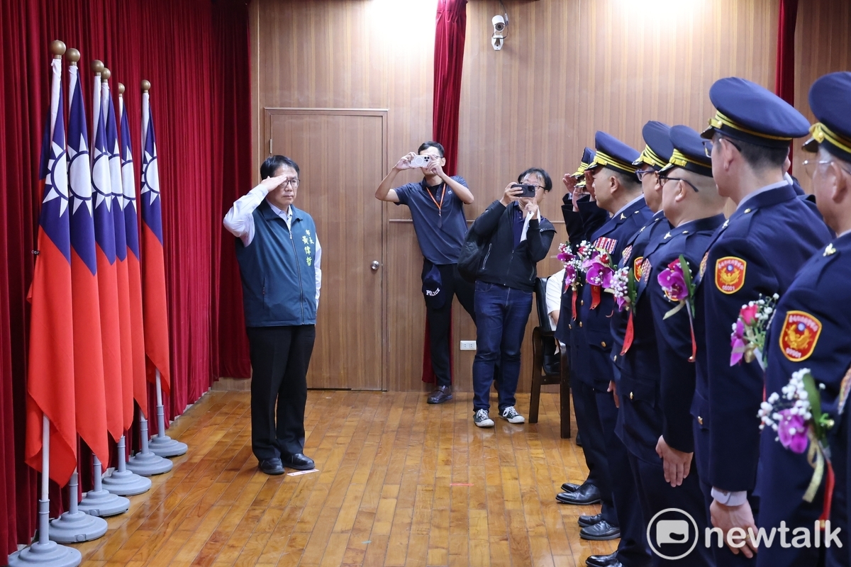 台南市政府在警察局舉行分局長、大隊長聯合交接典禮，由台南市長黃偉哲主持佈達及宣誓儀式，台南市各界貴賓也到場觀禮，典禮莊嚴隆重。 圖：台南市政府提供