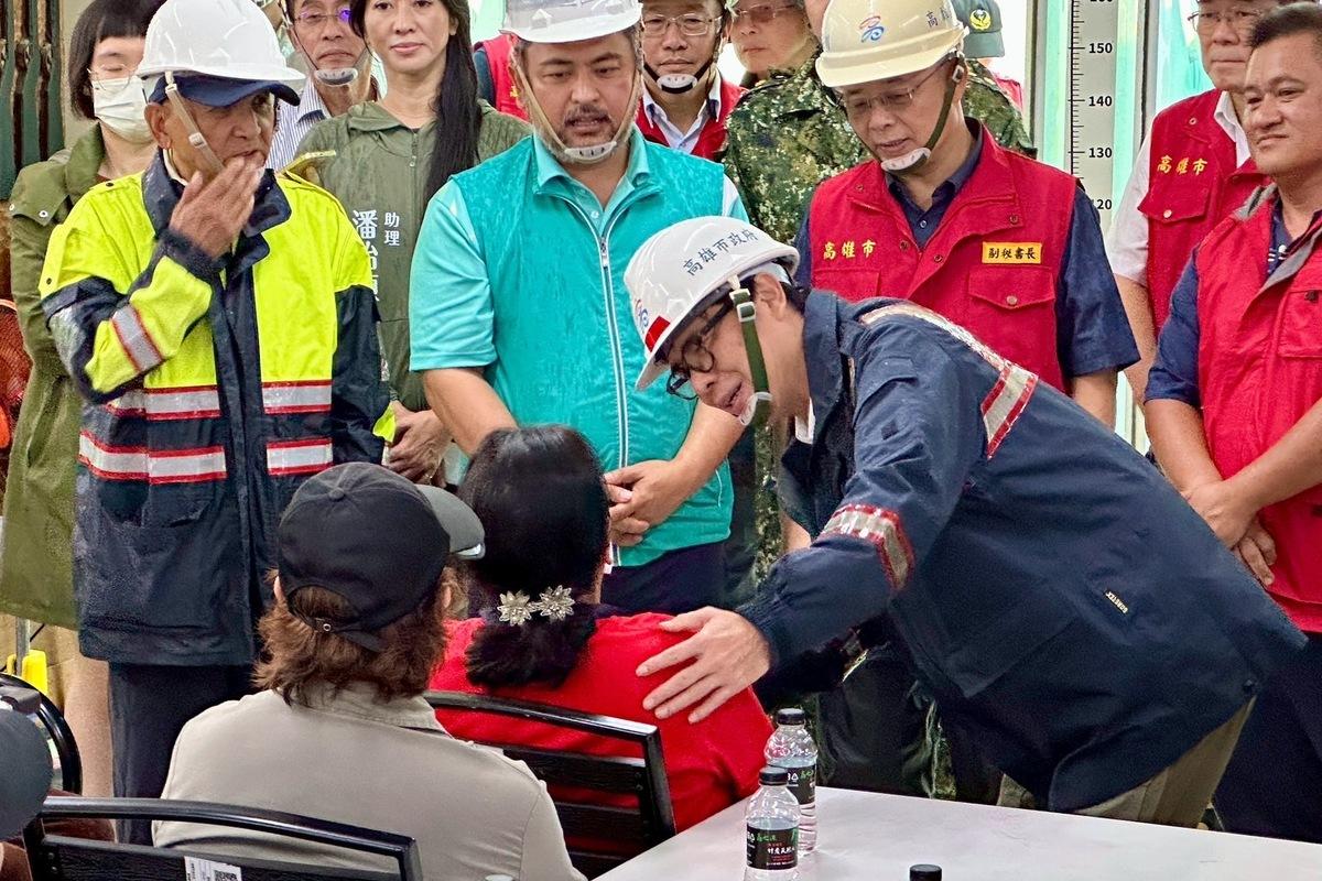 陳其邁俯身慰問災民。 圖：高雄市政府/提供