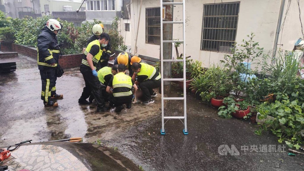新北市鶯歌區中正一路一處巷弄內1日下午傳出意外，台電承攬商一名工程人員在更換低壓桿線時疑似感電，在電線桿上昏迷，警消獲報到場協助脫困，男子呈OHCA送醫搶救。（翻攝畫面）中央社記者趙敏雅傳真  114年8月1日