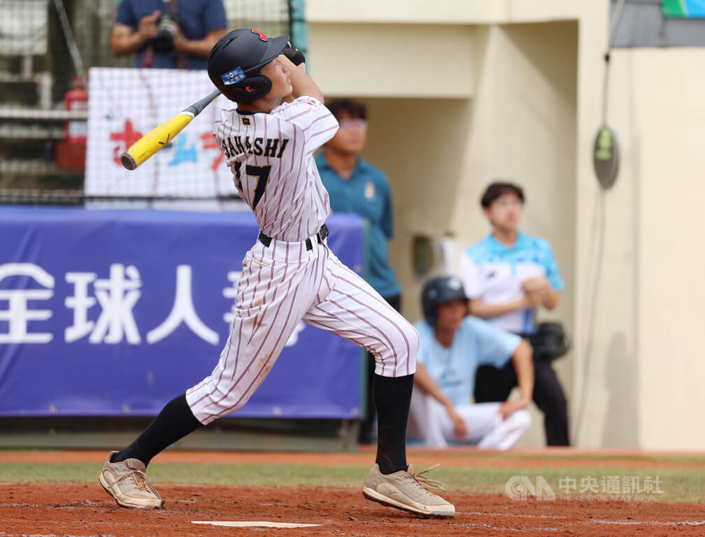 U12世界盃棒球賽日本隊1日複賽交手多明尼加隊，一度有4分落後，3局下單局攻進6分，其中佐橋陸公（圖）轟出超前3分砲，率隊終場以10比6搶勝。中央社記者張新偉攝  114年8月1日