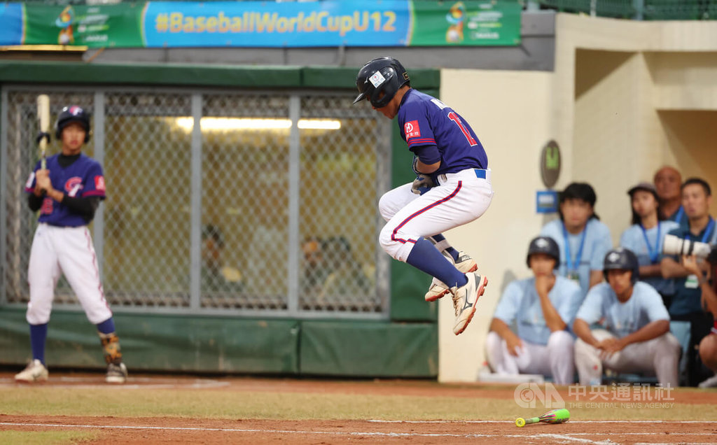 U12世界盃棒球賽台灣隊7月31日複賽首戰對多明尼加，台灣第4棒古夢杰（前右）遭觸身球保送，被打中手臂的他痛到跳起來，經過檢查為右前臂尺骨挫傷腫脹，對美賽事將先休息。中央社記者張新偉攝  114年8月1日