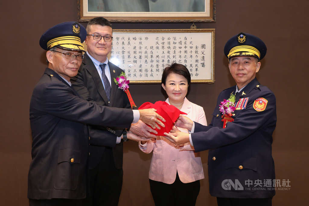 台中市長盧秀燕（右2）1日主持台中市警察局新、卸任局長及分局長、大隊長聯合交接典禮，新任台中市警察局長吳敬田（右）在盧秀燕見證下接過印信，走馬上任。中央社記者趙麗妍攝  114年8月1日