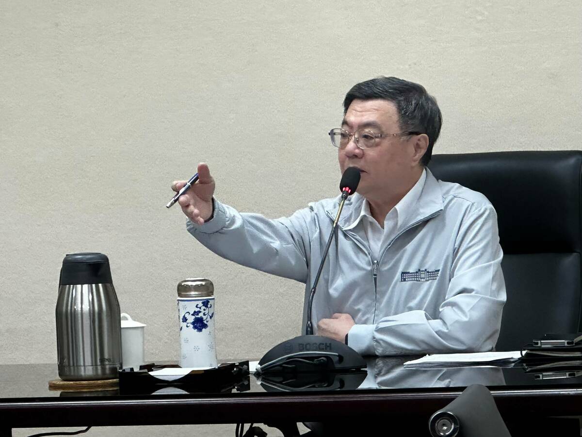 行政院長卓榮泰今（1）日下午召集相關部會首長與行政院台美經貿工作小組，針對美方最新對我國公布20%的「暫時性稅率」，討論「因應美國關稅我國出口供應鏈支持方案」執行情形及特別預算的籌編。 圖：行政院提供