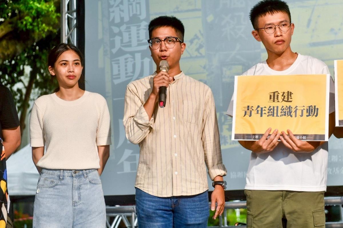 台灣青年世代共好協會理事長張育萌（中），圖左為當年參與學生王品蓁。 圖：反課綱運動十週年籌備小組提供