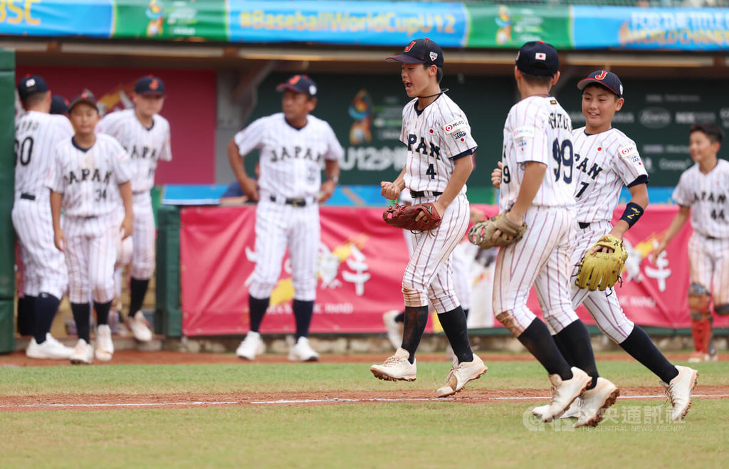 U12世界盃棒球賽日本隊1日複賽在台南亞太國際棒球訓練中心以10比6逆轉擊敗多明尼加隊，日本小將們賽後在場中難掩開心神情。中央社記者張新偉攝  114年8月1日