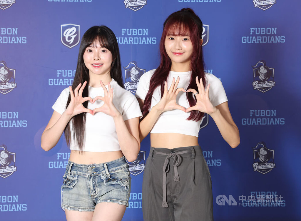 中職富邦悍將專屬啦啦隊Fubon Angels今年選入10名練習生，將以Fubon Angels Mini團名亮相，其中貝兒（左）與陳愉（右）有職籃啦啦隊經驗，對於棒球場上的應援也躍躍欲試。中央社記者張新偉攝  114年7月31日