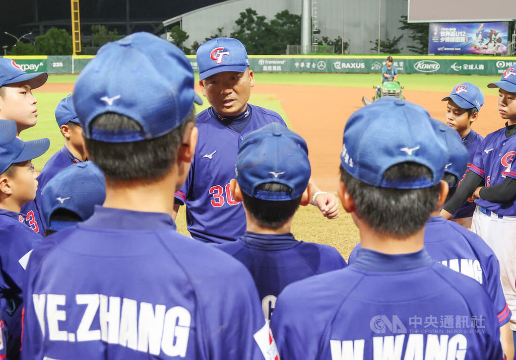 U12世界盃棒球賽台灣隊1日複賽對上美國，比賽後半段失守以5比6吞敗，總教練章子健（中後）賽後鼓勵選手，能扛住國家隊壓力走到這裡，表現值得肯定。中央社記者張新偉攝  114年8月1日