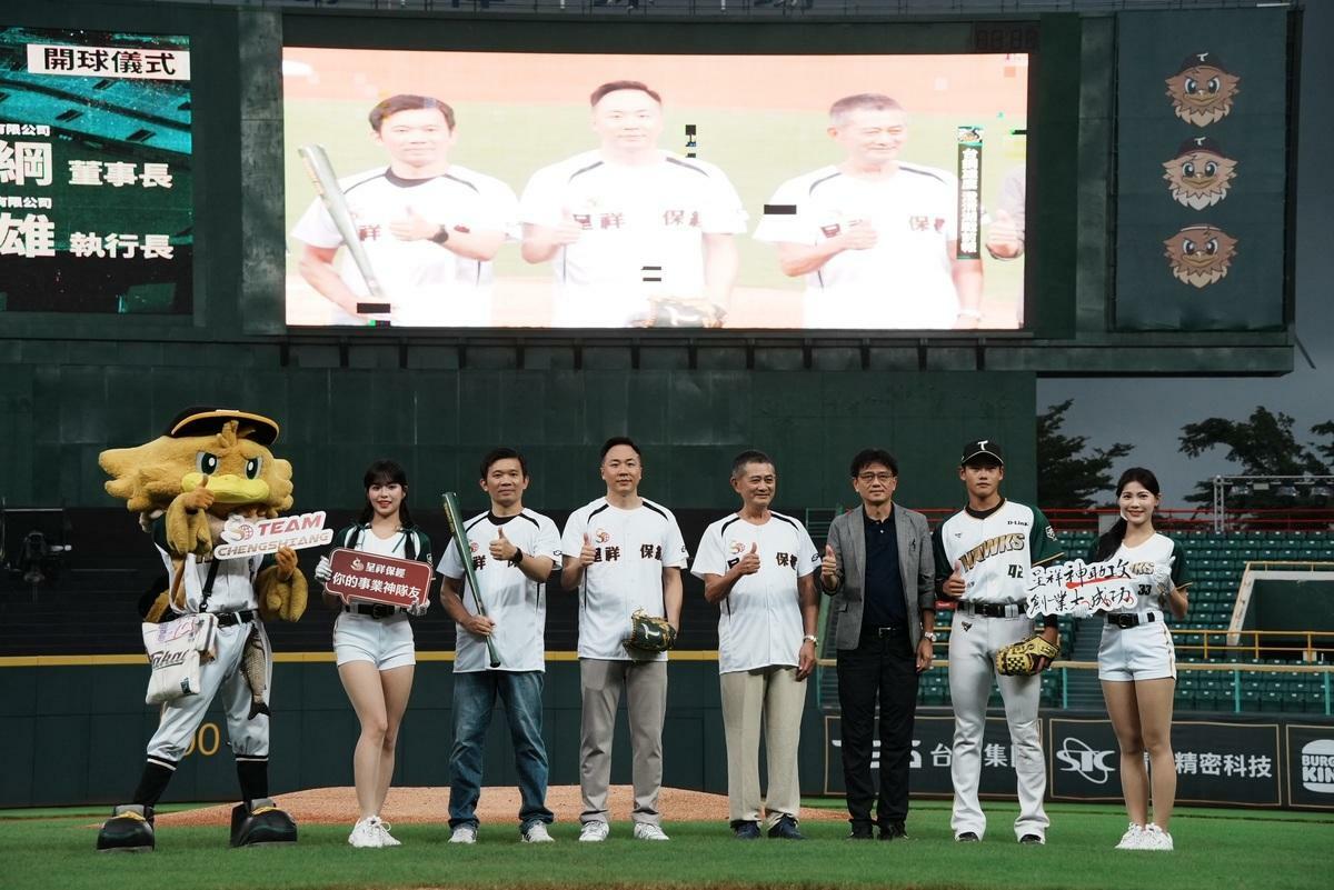 呈祥保經為台鋼雄鷹主場比賽開球，要將ESG永續保險的精神落實於日常生活中。 圖：呈祥保經/提供