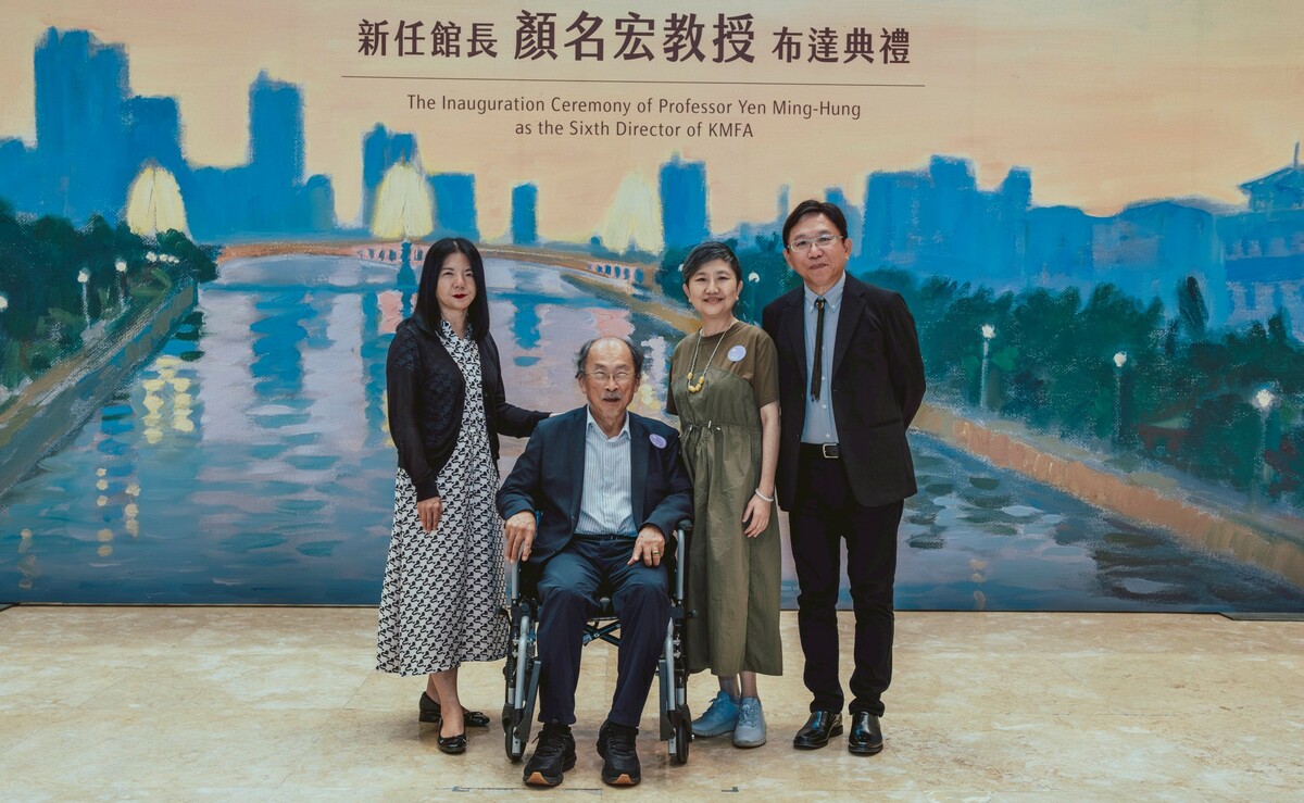 高美館新任館長顏名宏(右一)與歷任館長黃才郎(左二)、謝佩霓(左一)、李玉玲(右二)。 圖：高美館/提供