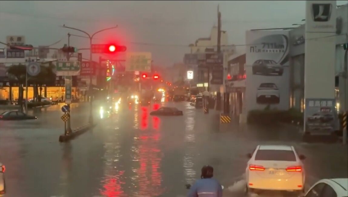 台南多地也傳出淹水災情，有轎車困在積水中間、快要滅頂。 圖：翻攝臉書