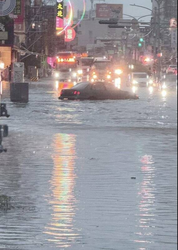 台南多地也傳出淹水災情，有轎車困在積水中間、快要滅頂。 圖：取自《記者爆料網》