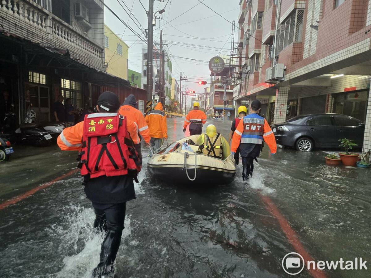 消防局119勤務中心受理安定區港口里港口地區緊急救護勤務，因當地淹水，患者無法自行前往就醫，消防局立即出動3車1艇共7人，採取船艇方式進入淹水區域，成功將患者撤離，隨後由救護車轉送至安南醫院就醫。 圖：民眾/提供