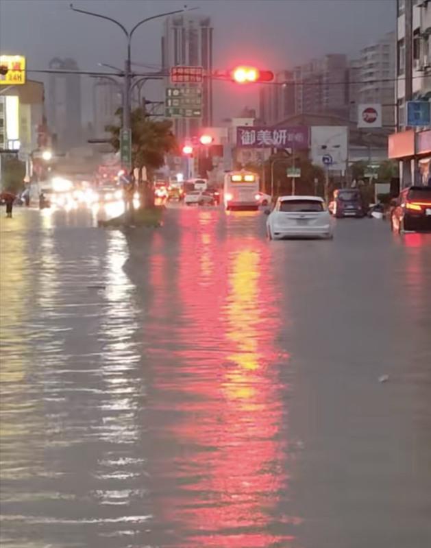 台南市雨勢猛烈、降雨量相當驚人，多處紛紛傳出淹水災情，部分低窪處水深及膝，還有汽車受困在水中央拋錨。 圖：翻攝台南大小事網站照片
