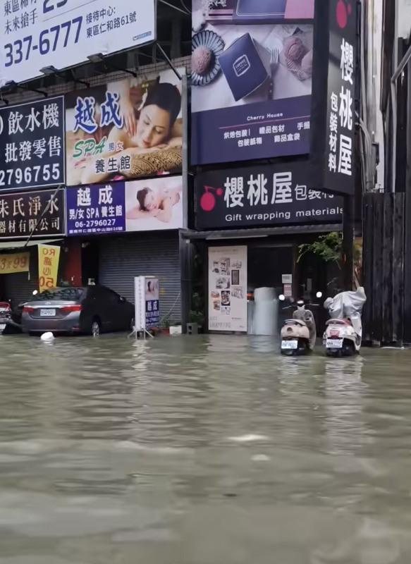 台南市雨勢猛烈、降雨量相當驚人，多處紛紛傳出淹水災情，部分低窪處水深及膝，還有汽車受困在水中央拋錨。 圖：翻攝台南大小事網站照片