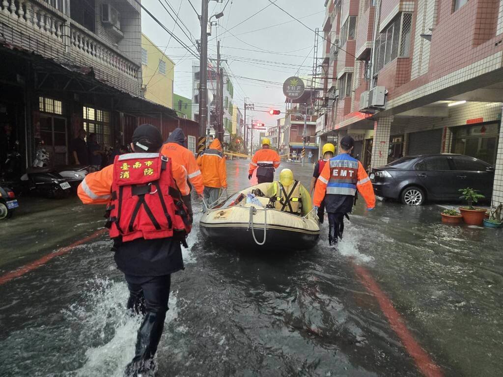 西南氣流影響，台南市2日明顯降雨，局部地區淹水，消防局上午出動小艇進入安定區撤離1名亟需洗腎男子。（台南市消防局提供）中央社記者張榮祥傳真　114年8月2日