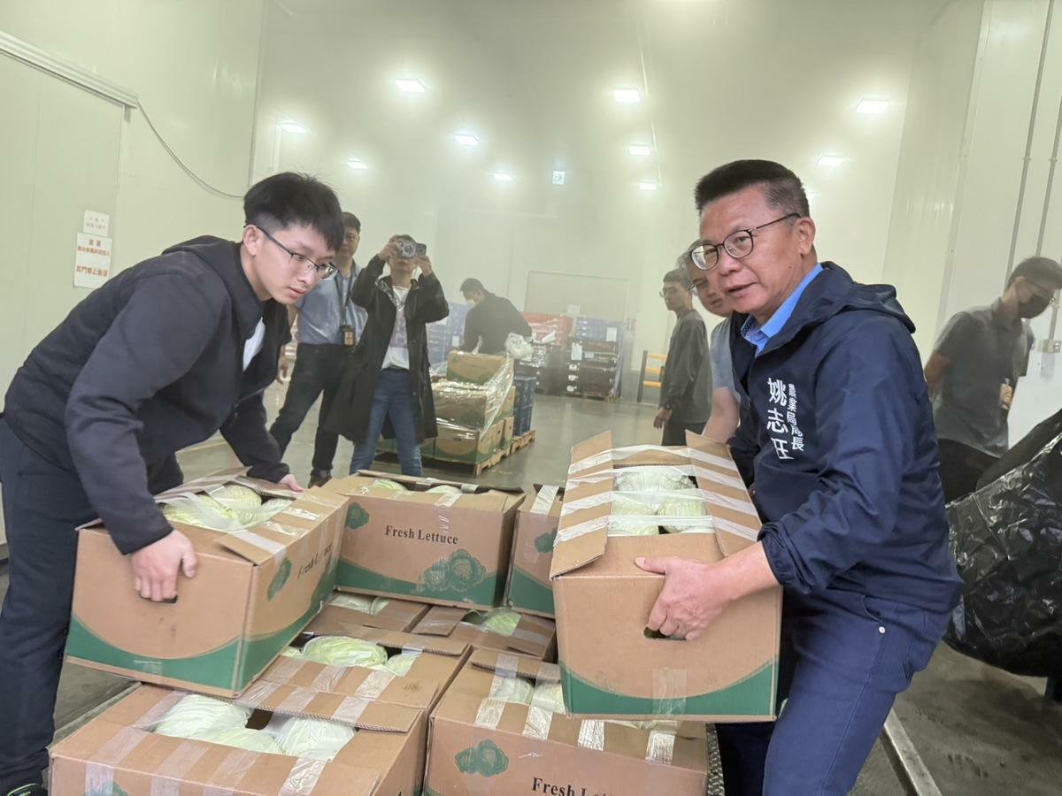 姚志旺(右)親自下場幫忙搬運即將送往原鄉的民生物資。 圖：高雄市農業局/提供