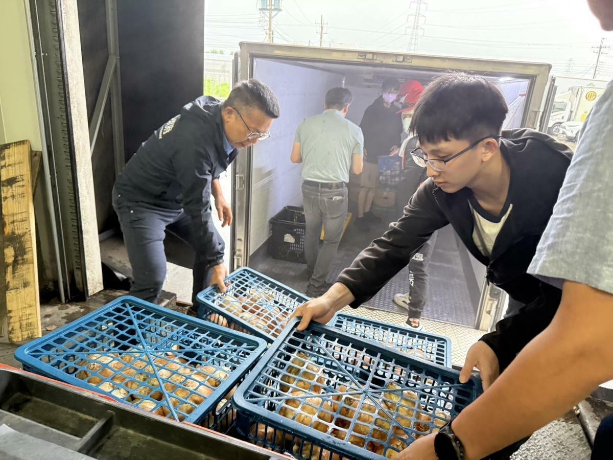 加洲合作社與大社合作農場當季蔬菜，日出之際完成分裝送往山區。 圖：高雄市農業局/提供