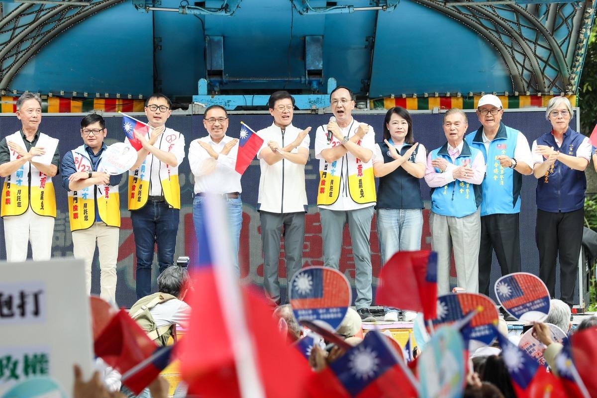 國民黨主席朱立倫、新北市長侯友宜等人替國民黨立委羅明才站台。 圖：國民黨文傳會/提供