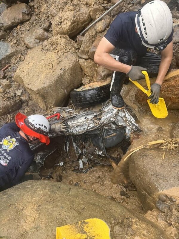台20線南橫公路日前有車輛墜谷，李姓一家5口疑均罹難。搜救人員先找到潘姓少女遺體和其他人遺骸，也找到疑墜谷車輛輪胎，但車內未尋獲遺骸。（高市消防局提供）中央社記者洪學廣傳真　114年8月2日