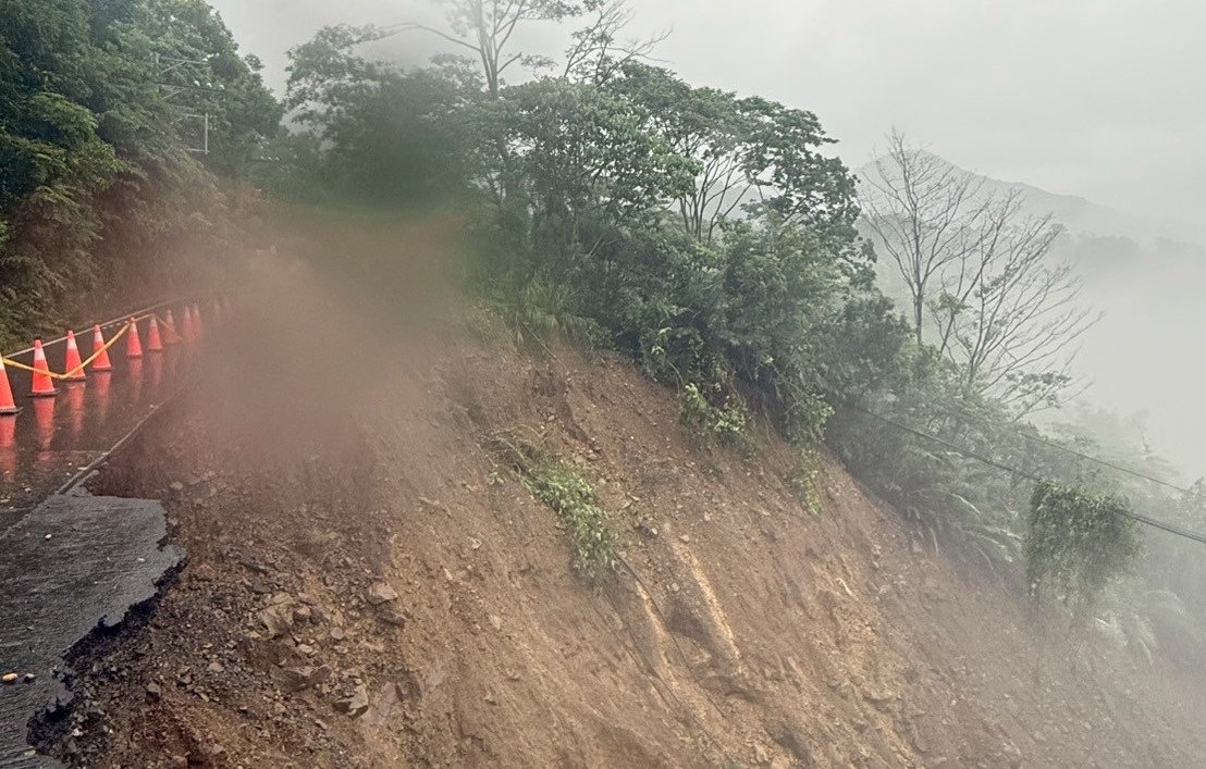 墜車現場持續降雨，能見度極差，邊坡仍有持續坍塌風險，搜救作業暫停。 圖：高雄市消防局/提供