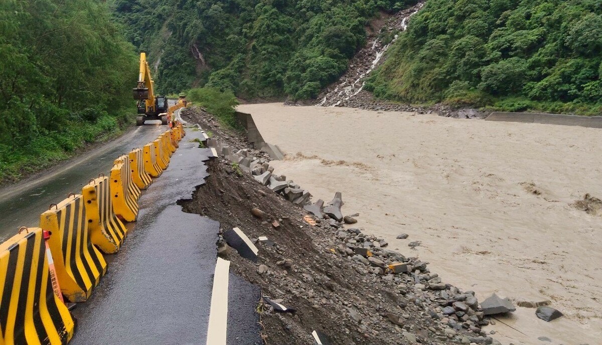 台29臨11線部分路基流失。 圖：公路總局南部分局/提供