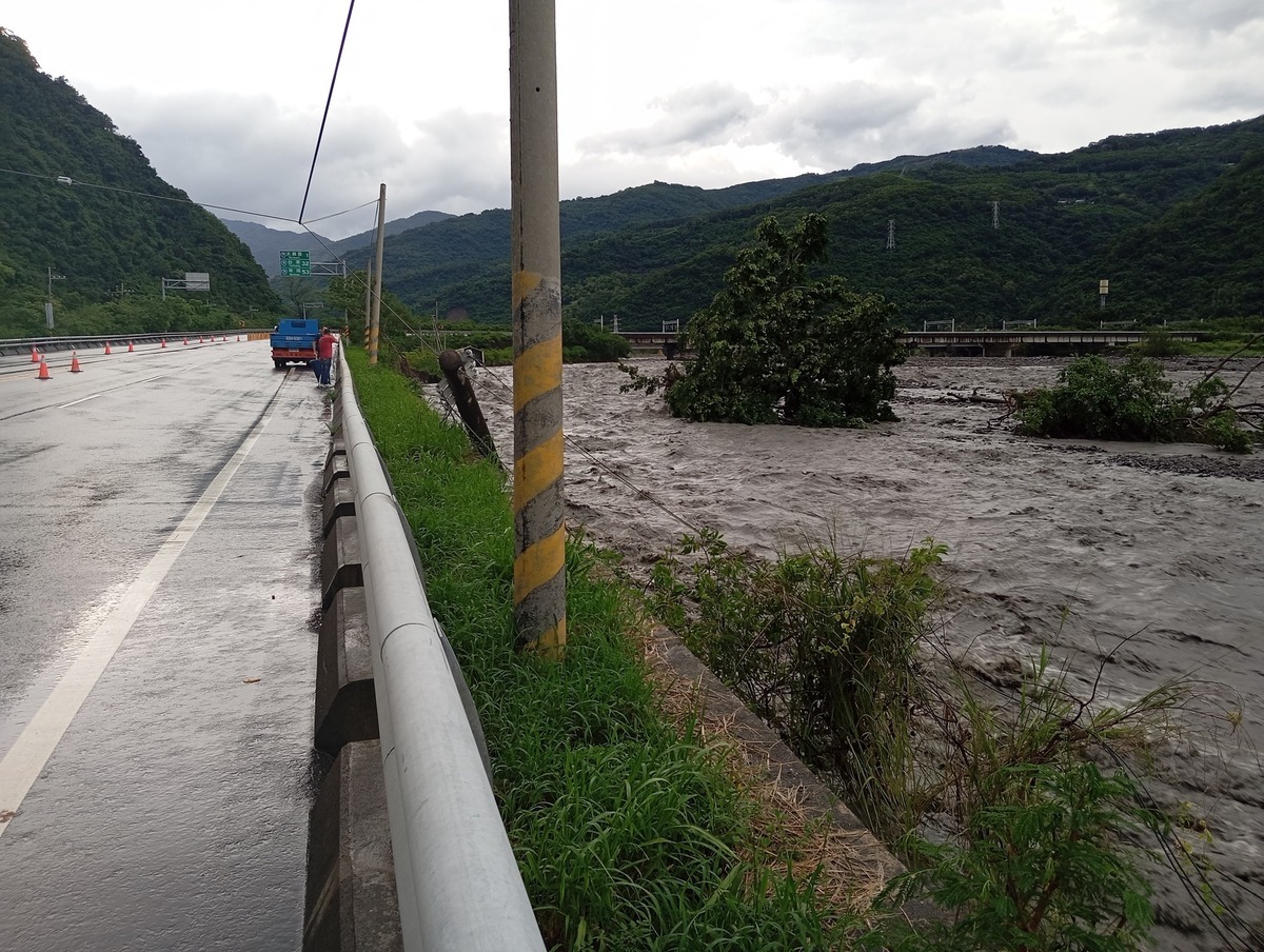 台9線南迴公路大溪段，更因溪水暴漲導致路基被沖刷掏空，造成右側北上車道部分坍塌。 圖：取自「台東臉書災害通報」臉書