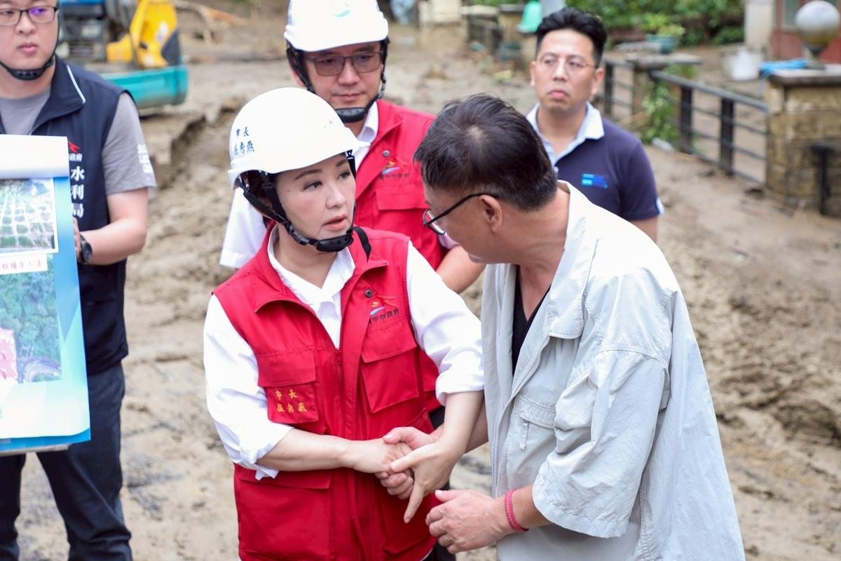 台中市長盧秀燕前往北屯勘災。 圖：台中市政府/提供