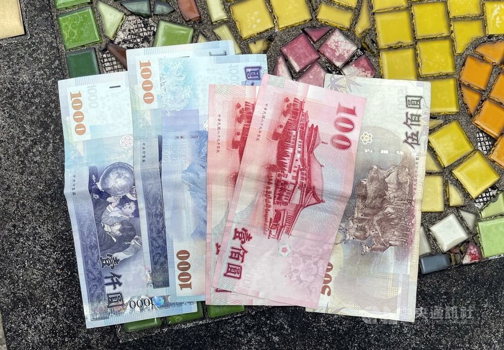 新北市三峽警方破獲一起假投資詐騙案，管姓男子曾多次擔任詐團車手，日前到北大特區公園與被害人面交投資款時，被埋伏員警當場逮捕，警方查扣偽造工作證、財務與手機等贓證物。（翻攝畫面）中央社記者黃旭昇新北市傳真  114年8月2日