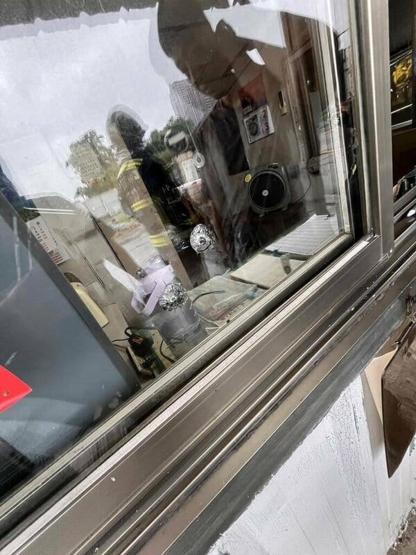 台中市南屯拖吊場警衛室窗戶2日中午遭人以瓦斯空氣槍射擊毀損，現場一名值班女保全手部被鋼珠彈擊傷，無生命危險。（民眾提供）中央社記者郝雪卿傳真  114年8月2日