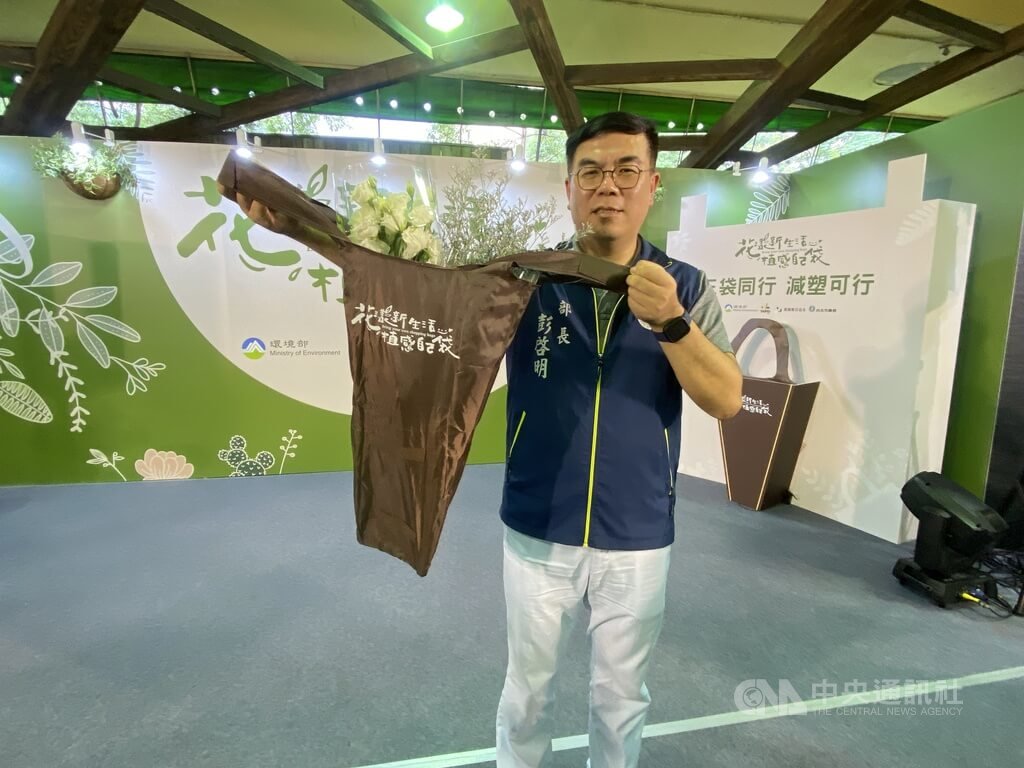 美國宣布對台課徵20%關稅引發憂心，環境部長彭啓明（圖）2日出席公開活動時受訪表示，總統賴清德已說明20%只是暫時性稅率，相信還會再更低，但可能還是對產業有衝擊，已在爭取預算盼協助產業度過。 圖 : 中央社/提供