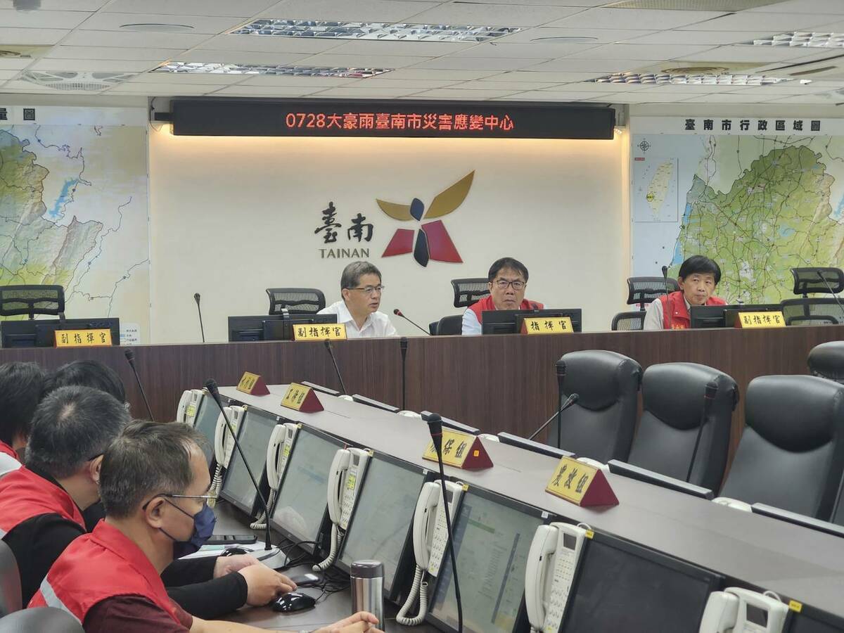 行政院雲嘉南災後復原前進指揮所副指揮官李孟諺前往臺南市災害應變中心與黃偉哲市長會商搶救災事宜。 圖 : 行政院 / 提供